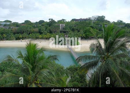 Blick auf Palawan Beach auf der Insel Sentosa und Hängebrücke vom „südlichsten Punkt des Kontinentalasiens“, Singapur Stockfoto