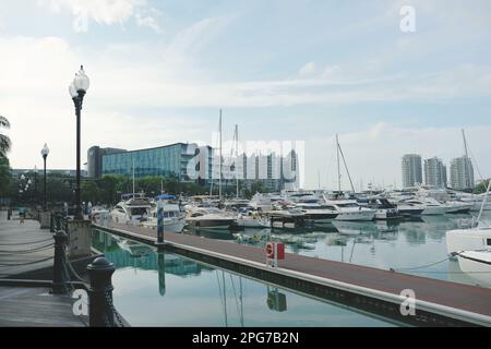 Promenade und Yachten liegen am Yachthafen in Sentosa Cove, Sentosa Island, Singapur Stockfoto