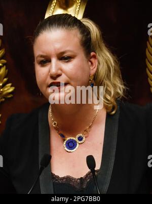 Paris, Frankreich. 20. März 2023. Mathilde Panot LFI La France Insoumise NUPES bei der Abstimmung über zwei Misstrauensanträge in der Nationalversammlung am 20. März 2023 in Paris, Frankreich. Der französische Premierminister sieht sich zwei Misstrauensanträgen gegenüber der Nationalversammlung gegenüber, nachdem er letzte Woche ohne Abstimmung eine unpopuläre Rentenreform durchgesetzt hatte. Foto: Jean-Bernard Vernier/JBV News/ABACAPRESS.COM Kredit: Abaca Press/Alamy Live News Stockfoto