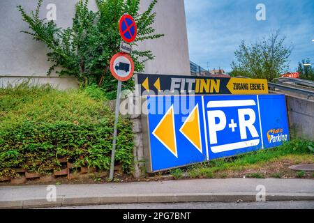 Wien, Österreich - 21. August 2022: Park and Ride P+R Eingangsschild am Wiener Stadtrand. Stockfoto