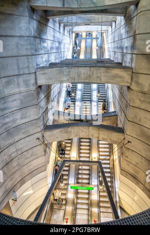 Wien, Österreich - 22. August 2022: Lange Treppe und Rolltreppe in einer modernen U-Bahn-Station. Stockfoto