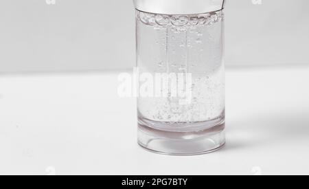 Hyaluronsäure in Glasflasche auf weißem Hintergrund mit Nahaufnahme des Schnittpfads, Flüssiggel oder Serumblasen, Medizin und Pharmakologie. Schönheitshaut c Stockfoto
