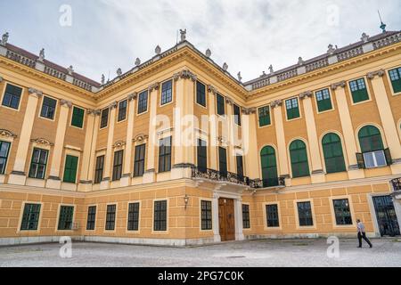 Wien, Österreich - 20. August 2022: Touristen am Schlosspark Schönbrunn. Stockfoto