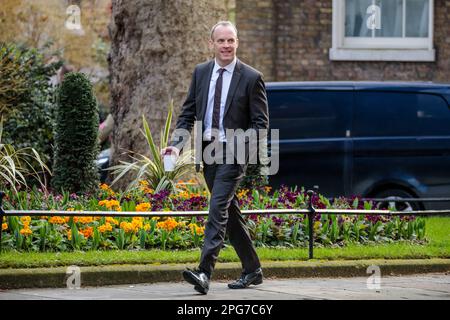 Downing Street, London, Großbritannien. 21. März 2023 Dominic Raab MP, Stellvertretender Premierminister, Lordkanzler und Staatssekretär für Justiz, nimmt an der wöchentlichen Kabinettssitzung in der Downing Street 10 Teil. Foto: Amanda Rose/Alamy Live News Stockfoto