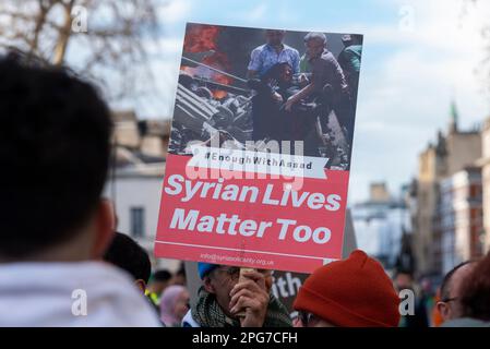 Protest gegen Assad wegen des Krieges in Syrien. Syrischer Bürgerkrieg. Genug mit Assad Plakette. Syrische Leben sind auch wichtig Stockfoto