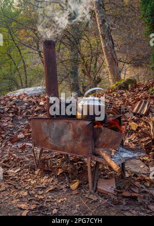 Wasserkocher werden auf einem Holzofen gekocht Stockfoto
