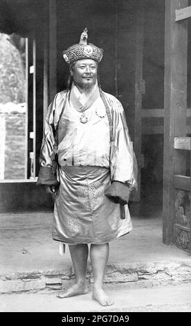 Bhutan: Seine Majestät Ugyen Wangchuck (11. Juni 1862 - 26. August 1926), 1. Druk Gyalpo oder 'Dragon King' (r. 1907-1926). Foto: John Claude White (1853-1918), 1905. Gongsar Ugyen Wangchuck war damals der erste Druk Gyalpo von Bhutan, der Sohn von Jigme Namgyal, dem Druk Desi (säkularer Herrscher) von Bhutan. Er kämpfte gegen verschiedene Rebellen und Bürgerkriege, deren Höhepunkt die Schlacht von Changlimethang im Jahr 1886 war (der letzte bewaffnete Bürgerkrieg in Bhutan), wurde de facto zum Herrscher von Bhutan und 1907 wurde eine buddhistische Monarchie gegründet. Nach einer Wahl wurde er der erste Druk Gyalpo Stockfoto