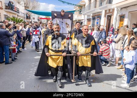 Huelva, Spanien - 18. März 2023: Besucher in historischen Kostümen auf der mittelalterlichen Entdeckungsmesse in Palos de la Frontera, Provinz Huelva, an Stockfoto