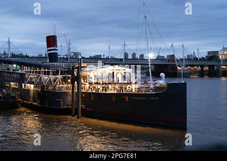 Das Tattershall Castle Boot liegt an der Seite der Themse am Victoria Embankment und unterhält am Abend Menschenmassen. Stockfoto