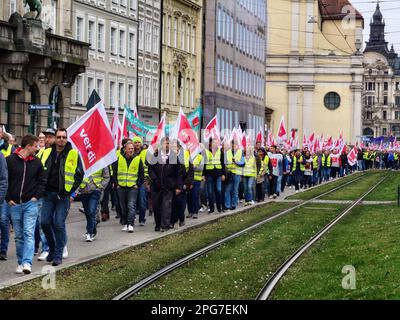 München, Bayern, Deutschland. 21. März 2023. Mitarbeiter der Sparkasse in Bayern streiken, während ihre Gewerkschaft, Ver.di, Arbeits- und Vergütungsgespräche führt. (Kreditbild: © Sachelle Babbar/ZUMA Press Wire) NUR REDAKTIONELLE VERWENDUNG! Nicht für den kommerziellen GEBRAUCH! Stockfoto