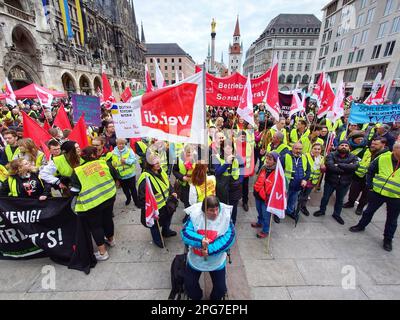 München, Bayern, Deutschland. 21. März 2023. Mitarbeiter der Sparkasse in Bayern streiken, während ihre Gewerkschaft, Ver.di, Arbeits- und Vergütungsgespräche führt. (Kreditbild: © Sachelle Babbar/ZUMA Press Wire) NUR REDAKTIONELLE VERWENDUNG! Nicht für den kommerziellen GEBRAUCH! Stockfoto