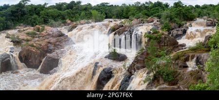 Wasserfall auf dem Fluss Crocodile, der nach dem Zyklon Elouise durch die Botanischen Gärten in Nelspruit fließt (26. Januar 2021) Stockfoto