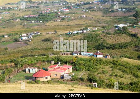 Verstreute Hütten und Anwesen in Pondoland, Transkei Stockfoto