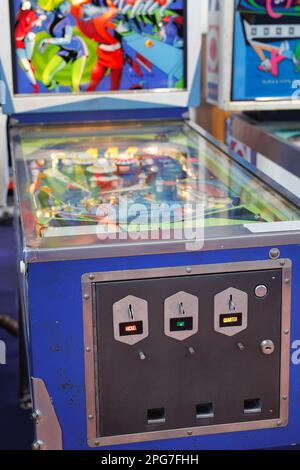 Mehrfarbige Pinball-Maschine im Vintage 70er Jahre. Stockfoto