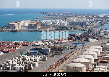 Seehafen von Barcelona Tanks und Container von oben gesehen, Spanien. Stockfoto