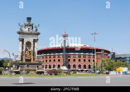 Springbrunnen im klassischen Stil und Plaza de Toros de las Arenas Einkaufszentrum auf dem Espanya-Platz, Barcelona, Spanien. Stockfoto