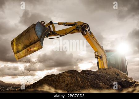 Baggerlöffel in dramatischer Beleuchtung Stockfoto