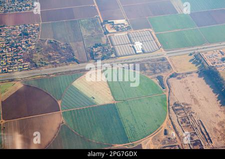 Ackerland in der Nähe eines Wohnvororts im Ekurhuleni-Gebiet bei Johannesburg aus der Vogelperspektive Stockfoto