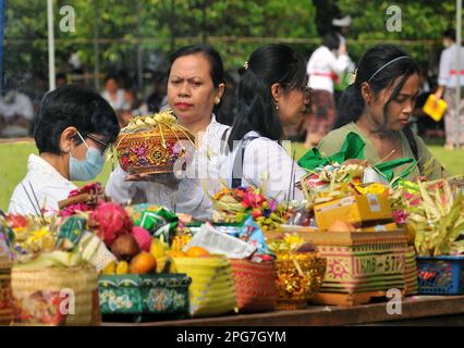 Sleman, YOGYAKARTA, Indonesien. 21. März 2023. PRAMBANAN, YOGYAKARTA, MÄRZ - 21 ; javanische Hindus veranstalten eine Reihe religiöser Zeremonien Tawur Agung Kesanga 1945 Saka, einen Tag vor der Nyepi-Feierlichkeit, indem sie Opfergaben und eine Riesenpuppe (ogoh ogoh) am 21. März 2023 in Prambanan, Sleman, Yogyakarta bringen. Die Durchführung dieser Zeremonie selbst bedeutet, dass Essenz der Natur bezahlt oder zurückgegeben wird, die von Menschen zur Erfüllung ihrer täglichen Bedürfnisse genommen wurden. Die Umsetzung des Großen Tawur Kesanga wird mit einer Riesenpuppenparade (ogoh-ogoh) und einer Prozession fortgesetzt, die ha Stockfoto