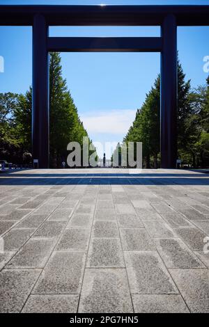 Daiichi Torii (erster Shinto-Schrein) am Yasukuni-Schrein in Tokio, Japan Stockfoto