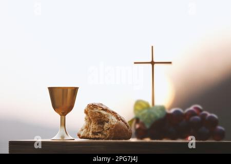 Heilige Kommunion symbolisiert das Blut und Fleisch von Jesus Christus letztes Abendmahl Brot und Wein und bibel Kreuz Hintergrund und Leihwoche Konzept Stockfoto