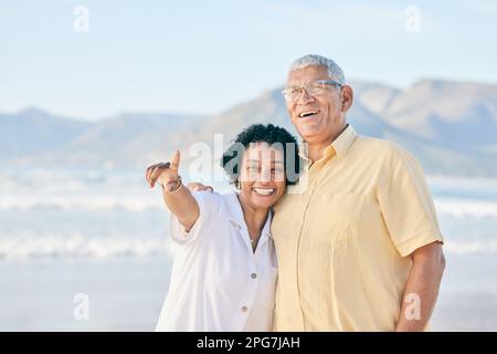 Altes Paar am Strand, Umarmung und Reisen mit Lächeln, Ruhestand und Liebe im Freien, Urlaub mit Aussicht und Entspannung in der Natur. Frieden, Zen und Mann mit Frau Stockfoto