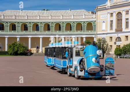 Sankt Petersburg, Pawlowsk, elektrischer Exkursionszug in der Nähe des Grand Pavlovsk Palastes Stockfoto