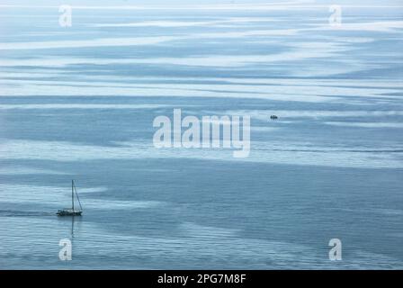 Draufsicht auf das Mittelmeer mit Segelboot, Blick aus der Vogelperspektive Stockfoto