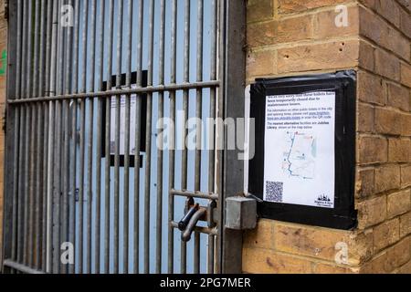 Die öffentlichen Toiletten in Pavilion Gardens Brighton wurden vom Grünen rat geschlossen . Die Toiletten sind seit Oktober 2022 aufgrund ihres schlechten Zustands und ihres hohen antisozialen Verhaltens geschlossen. Die Schließung verursachte in der Stadt enormen Aufruhr, und Tausende unterzeichneten eine Petition, um sie wieder zu öffnen. Es war eine von 18 Toiletten, die Brighton und der Stadtrat von Hove geschlossen hatten, aber sie planen nun die Renovierung und Wiedereröffnung von Toiletten. Stockfoto