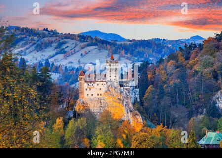 Brasov, Siebenbürgen. Rumänien. Die mittelalterliche Burg Bran, bekannt für den Mythos von Dracula bei Sonnenuntergang. Stockfoto