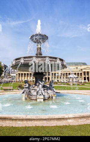 Stuttgart, Deutschland - 30. August 2022: Schlossplatz Mit Springbrunnen Portrait Der Reiselandschaft In Stuttgart. Stockfoto