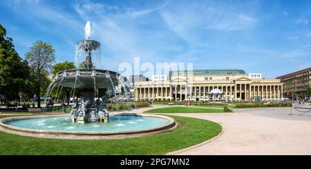 Stuttgart, Deutschland - 30. August 2022: Schlossplatz Mit Brunnen Wanderstadtpanorama In Stuttgart. Stockfoto