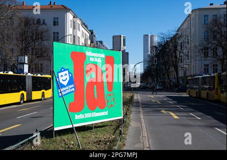 16.03.2023, Berlin, Deutschland, Europa - Eine Plakatwand am Ort Charlottenburg wirbt für das Klimareferendum am 26. März 2023. Stockfoto