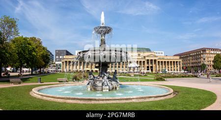 Stuttgart - 30. August 2022: Schlossplatz Mit Brunnen Reise-Panorama-Stadt In Stuttgart. Stockfoto