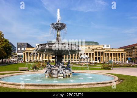 Stuttgart - 30. August 2022: Schlossplatz Mit Brunnen Reiseland In Stuttgart. Stockfoto