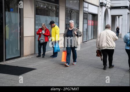 18.03.2023, Berlin, Deutschland, Europa - eine alltägliche Straßenszene mit Fußgängern, die an Schaufenstern und Geschäften in der Kurfürstendamm-Straße vorbeilaufen. Stockfoto