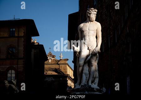 Der Neptun-Brunnen des Künstlers Bartolomeo Ammannati in der Pizza della Signoria, in der Nähe des Palazzo Vecchio, in Florenz, Italien Stockfoto