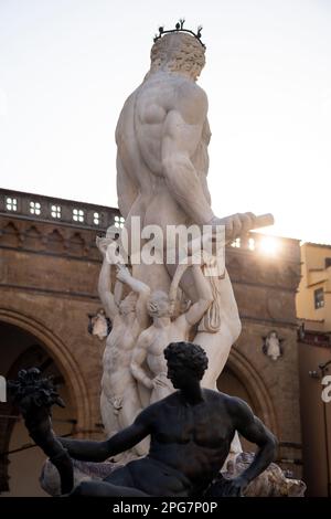 Der Neptun-Brunnen des Künstlers Bartolomeo Ammannati in der Pizza della Signoria, in der Nähe des Palazzo Vecchio, in Florenz, Italien Stockfoto