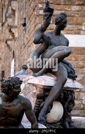 Der Neptun-Brunnen des Künstlers Bartolomeo Ammannati in der Pizza della Signoria, in der Nähe des Palazzo Vecchio, in Florenz, Italien Stockfoto