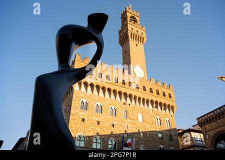 Henry Moores Skulptur „Large Interior Form“ auf der Piazza della Signoria in Florenz, September 2022 bis Ende März 2023 Stockfoto