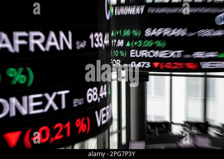 Paris, Frankreich. 21. März 2023. Am Montag, den 21. März 2023, werden die Aktienkurse an der Euronext NV-Börse in Paris, Frankreich, über einer Börse angezeigt. Foto: Eliot Blondet/ABACAPRESS.COM Kredit: Abaca Press/Alamy Live News Stockfoto
