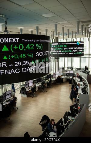 Paris, Frankreich. 21. März 2023. Am Montag, den 21. März 2023, werden die Aktienkurse an der Euronext NV-Börse in Paris, Frankreich, über einer Börse angezeigt. Foto: Eliot Blondet/ABACAPRESS.COM Kredit: Abaca Press/Alamy Live News Stockfoto