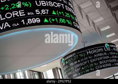 Paris, Frankreich. 21. März 2023. Am Montag, den 21. März 2023, werden die Aktienkurse an der Euronext NV-Börse in Paris, Frankreich, über einer Börse angezeigt. Foto: Eliot Blondet/ABACAPRESS.COM Kredit: Abaca Press/Alamy Live News Stockfoto
