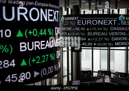Paris, Frankreich. 21. März 2023. Am Montag, den 21. März 2023, werden die Aktienkurse an der Euronext NV-Börse in Paris, Frankreich, über einer Börse angezeigt. Foto: Eliot Blondet/ABACAPRESS.COM Kredit: Abaca Press/Alamy Live News Stockfoto