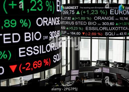 Paris, Frankreich. 21. März 2023. Am Montag, den 21. März 2023, werden die Aktienkurse an der Euronext NV-Börse in Paris, Frankreich, über einer Börse angezeigt. Foto: Eliot Blondet/ABACAPRESS.COM Kredit: Abaca Press/Alamy Live News Stockfoto