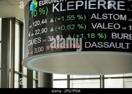 Paris, Frankreich. 21. März 2023. Am Montag, den 21. März 2023, werden die Aktienkurse an der Euronext NV-Börse in Paris, Frankreich, über einer Börse angezeigt. Foto: Eliot Blondet/ABACAPRESS.COM Kredit: Abaca Press/Alamy Live News Stockfoto
