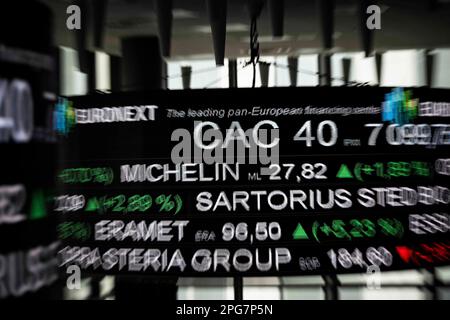 Paris, Frankreich. 21. März 2023. Am Montag, den 21. März 2023, werden die Aktienkurse an der Euronext NV-Börse in Paris, Frankreich, über einer Börse angezeigt. Foto: Eliot Blondet/ABACAPRESS.COM Kredit: Abaca Press/Alamy Live News Stockfoto