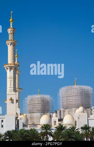 Außenansicht mit Restaurierung, Konservierungsarbeiten an Kuppeln unter Gerüsten. In der Scheich-Zayid-Moschee in Abu Dhabi, Vereinigte Arabische Emirate Stockfoto