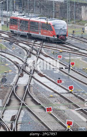 Dresden, Deutschland. 21. März 2023. Ein Zug fährt vom Dresdner Hauptbahnhof ab. Während des Baus der neuen Kreuzung westlich des Dresdner Hauptbahnhofs Die Gleise, die derzeit im Gange sind, sollen so optimiert werden, dass die Züge auf den Gleisen künftig mit Geschwindigkeiten von bis zu 80 km/h fahren können, anstatt die vorherigen 60 km/h. Kredit: Sebastian Kahnert/dpa/ZB/dpa/Alamy Live News Stockfoto