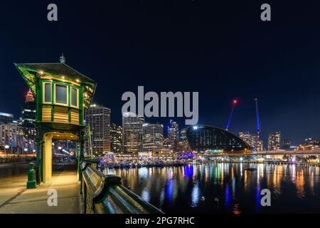 Sydney, Australien - 16. April 2022: Beleuchtete Skyline von Sydney bei Nacht von der Pyrmont Bridge durch Darling Harbour Stockfoto